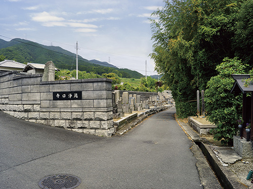 霊園入口