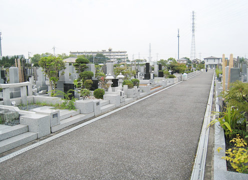 広く平坦な参道で墓参も楽々です。