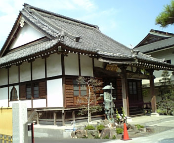 落ち着きとやすらぎのある、緑に囲まれた墓苑。