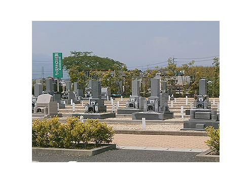 園内は、平坦ですべての区画が南向き、陽当たり良好な聖地です。