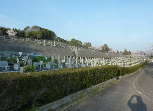 緑豊かな場所に囲まれ、墓園からは、東温市内が一望できる自然と景観に恵まれた場所に位置します。