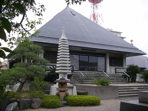 「赤門さん」の名称で親しまれている寺院墓地