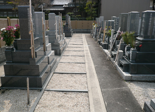 広々とした駐車場が有ります。