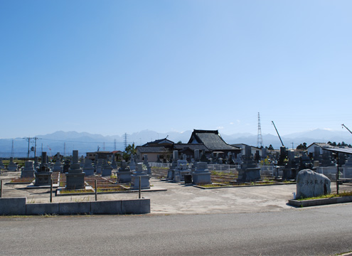 立山連峰を望み開放感に満ちた雰囲気の墓苑です。