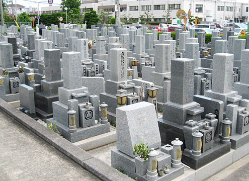 東屋でひと休憩しながらゆっくりお墓参りができます