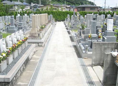 緑の垣根に囲まれた心やすらぐ墓地。