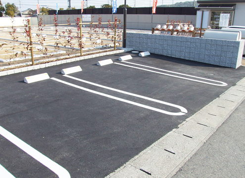 駐車場を完備しており、全て公道に面していて、車も停めやすいです。