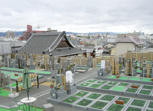 雨の日も安心な完全舗装の参道