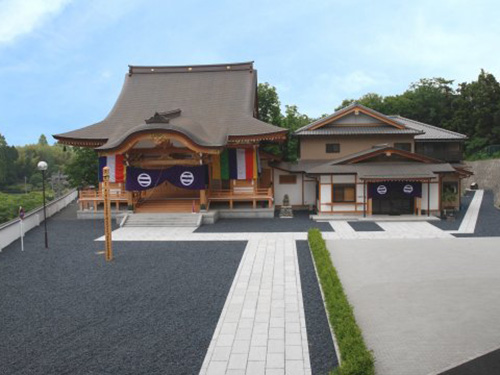 高尾駅よりバスで約８分 - 祖霊のやすらぎを静かに優しく見守る、風格のある霊園です。