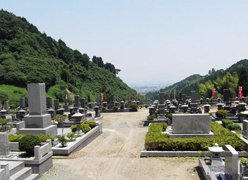 緑豊かな自然に囲まれたやすらぎの霊園