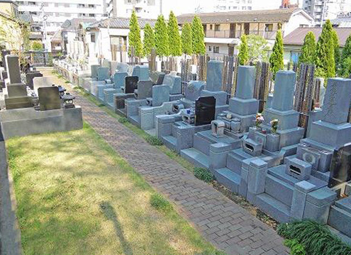 緑豊かなガーデニング風墓地。
