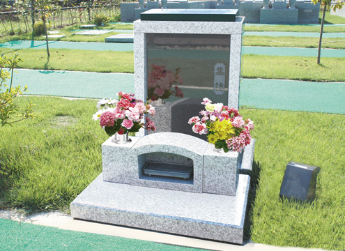 ＜一般墓【ガーデニング墓地】＞ ・過去の宗旨・宗派不問。（真宗高田派） ・三角形の区画が東西交互に配置されている墓地です。 ・区画内はお好きな花などを植えてお好きに彩ることが出来ます。 ・ペットと一緒も可。