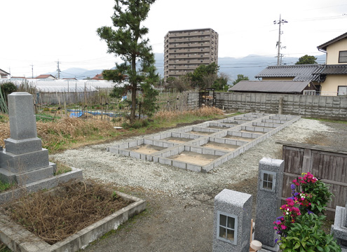 ＪＲ山陰本線「出雲市駅」より西北４㎞、浜山公園南側付近の位置します。