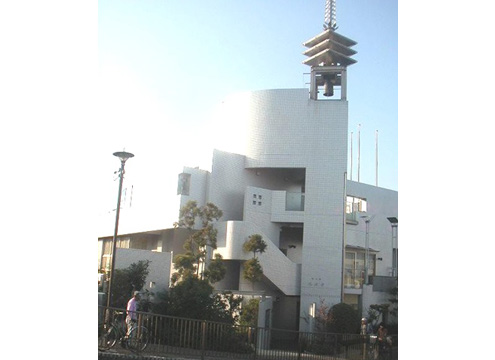 本堂は、阪神淡路大震災の後、再建された近代的な寺院です。