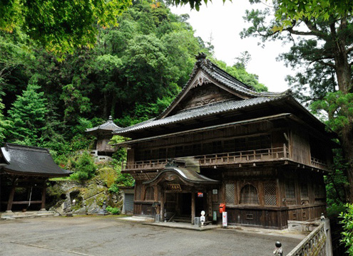 「龍の棲む霊山　仙龍寺」として、或いは「開運厄除」「虫除五穀豊穣」のお寺として、多くの信者から慕われています。