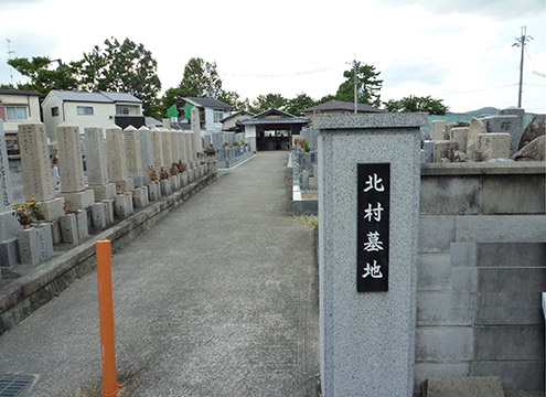 墓地入口
