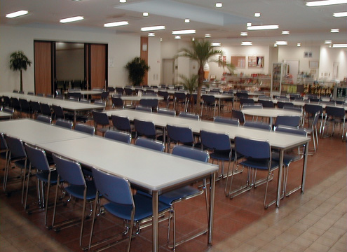 休憩所 - どなたでもご利用いただける休憩ロビーです。