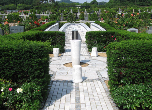 20種類以上の花が咲き。欧風ガーデニングの雰囲気をかもしだす新感覚空間です。