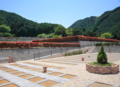 <b>ゆとり墓地区画</b>　隣のお墓との間を広く設けることにより、快適にお墓参りいただける区画です。