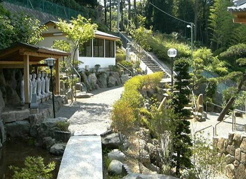 桜やつつじなど多くの花や木々が広がり、四季の移り変わりを目で肌で感じる事が出来ます。
