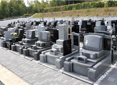 石碑の建立期限がない！（一部区画を除く）墓地の使用権獲得後、何年後でも石碑を建てることが出来る。