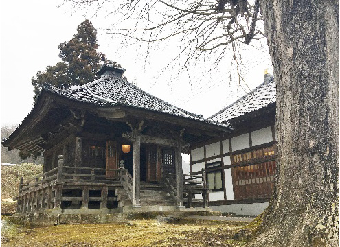本堂のすぐ横には大斐閣がある