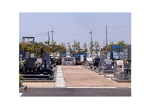 駐車場は墓域の目前ですので、混み合う時期でもお参りには大変便利です。