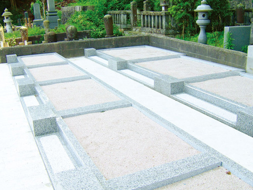 古くからの墓地に新しい区画を造成。