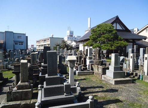 多くの寺院が点在する市街地に位置します。