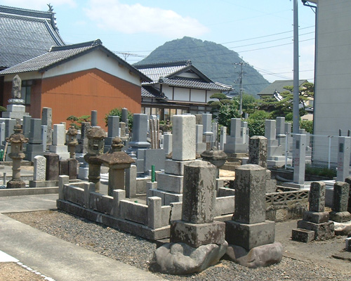 駐車場と墓地が隣接した段差の少ない墓所