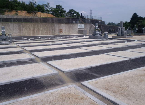 森と水がおりなす心地よさと開放感につつまれたやすらぎの聖地で全区画南向きで日当たり良好。水道・駐車場も完備されています。
