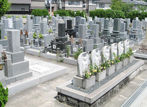 お地蔵様が訪れた人を優しくお迎えします。