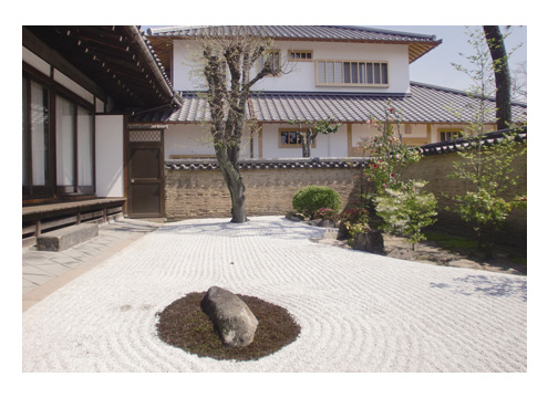 寺院内の美しい庭園