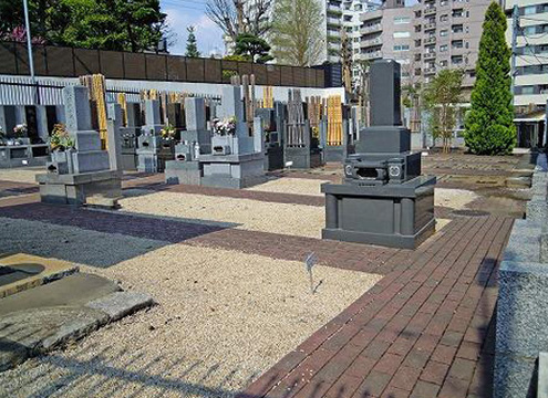 園内は、広い参道とバリアフリー設計。