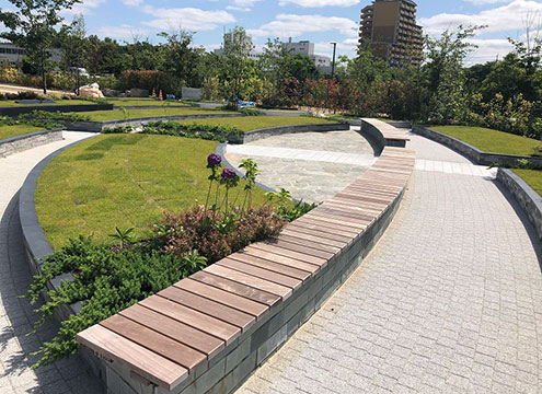 バリアフリー<br /> 園内完全バリアフリー。参道120ｃｍ巾 確保されてますのでゆったりお参り して頂けます。