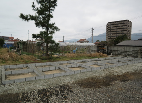 本堂近くには、浜山保育園が隣接し、園児の可愛いい声が響きます。