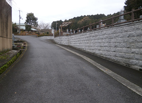霊園入口
