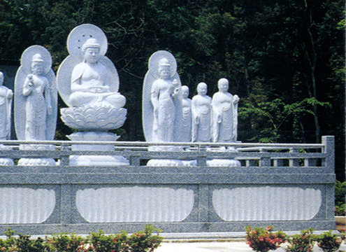 ご遺骨だけの方でも納骨堂にお納めして、安心してお参りできる合祀堂。