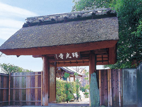 明暦元年（1655年）元政上人が、洛南深草の地に開山、本堂は茅葺き屋根でとても趣があります。