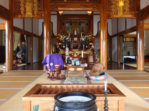 三尊佛をご本尊としてお祀りしている本堂。 