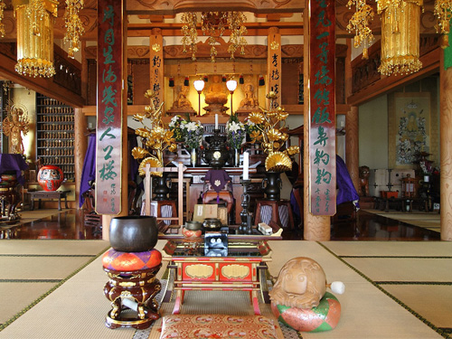 ご本尊の釈迦牟尼仏を祀る本堂内部。