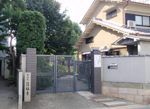 寺の正面より。「いかにもお寺」といった感じがしないので、非常に親しみやすい寺院です。