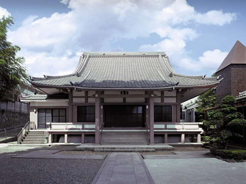 墓地の近隣に神社があり、閑静な場所です。墓域は、平坦でお墓参りしやすい墓地です。