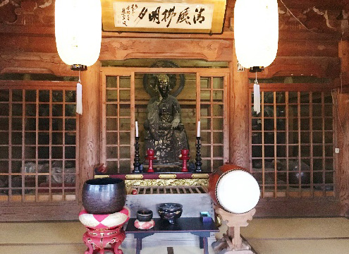 有形文化財に指定されている、室町時代に作られた如意輪観音と四天王像