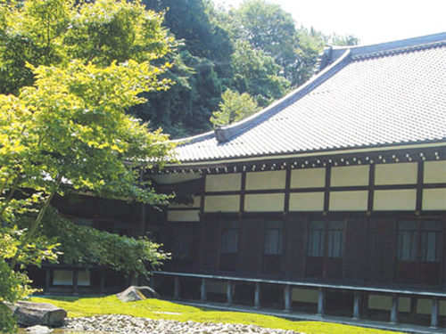 円覚寺では初心者の方も気兼ねなく参加できる坐禅会を開催しているので、座禅に興味のある方は「土曜坐禅会」や「日曜説教坐禅会」などへご参加されてみてはいかがでしょうか