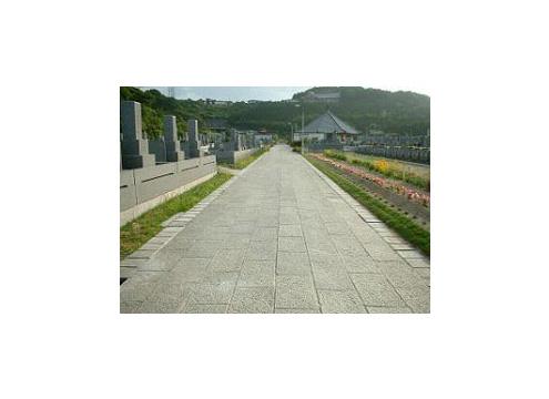 すべての区画が平坦地で、車イスでもお墓参りしやすい。