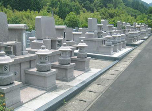 お参りしやすいバリアフリー設計の参道