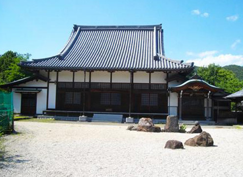 寺院のすぐ側に墓地があり、お参しやすい霊園