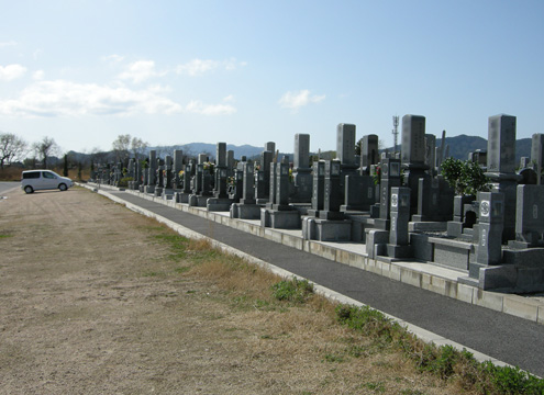 駐車場もあり通路も広々としてお参りには最適な墓地！