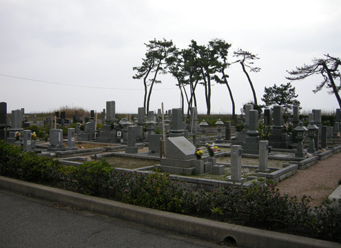 水道も設置され、お墓参りにも便利です。